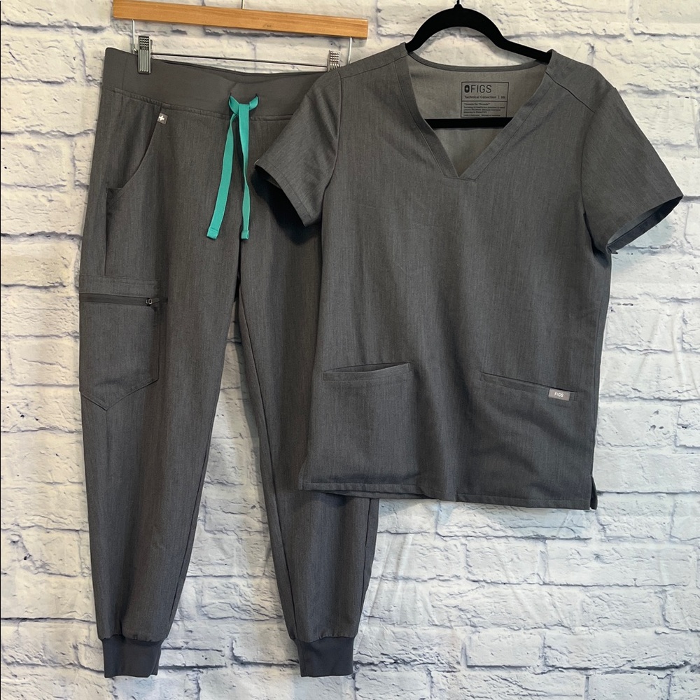 FIGS Technical Collection Scrub Set Graphite Top XS/ Zamora Joggers Small
